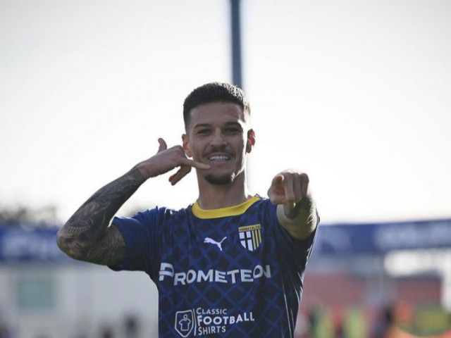 Dennis Man, gata să semneze „contractul carierei”! Fotbalistul a sosit în România