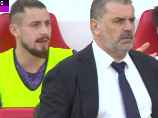 Radu Drăgușin nu se mai ferește! Cum a fost surprins pe bancă, în timp ce Tottenham pierdea cu Liverpool