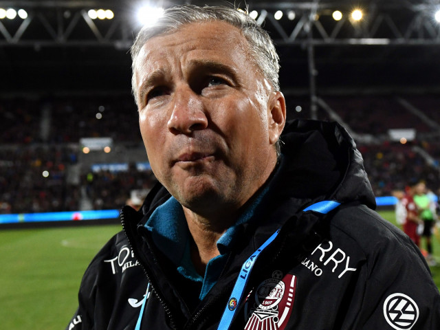 Dan Petrescu se luptă cu Mircea Rednic pentru un jucător de la echipa lui Adrian Mititelu