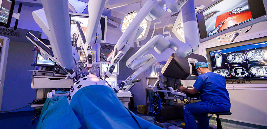 Peste 30 de chirurgi vor fi certificați în chirurgia robotică Da Vinci