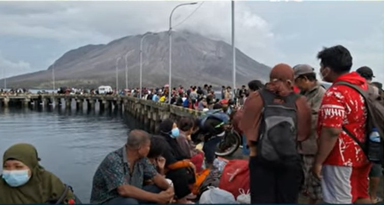 Indonezia: Mii de persoane au fost evacuate în urma erupţiei vulcanului Ruang VIDEO