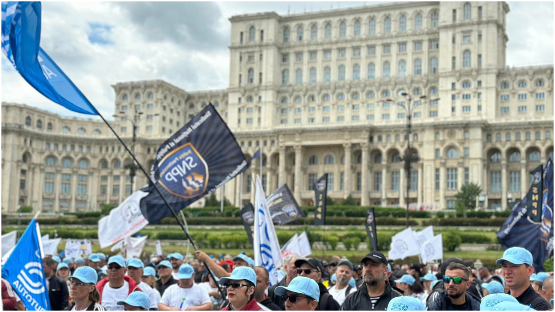 Angajați ai mai multor instituții de stat protestează în fața Guvernului. Ei reclamă inechități și discriminări salariale