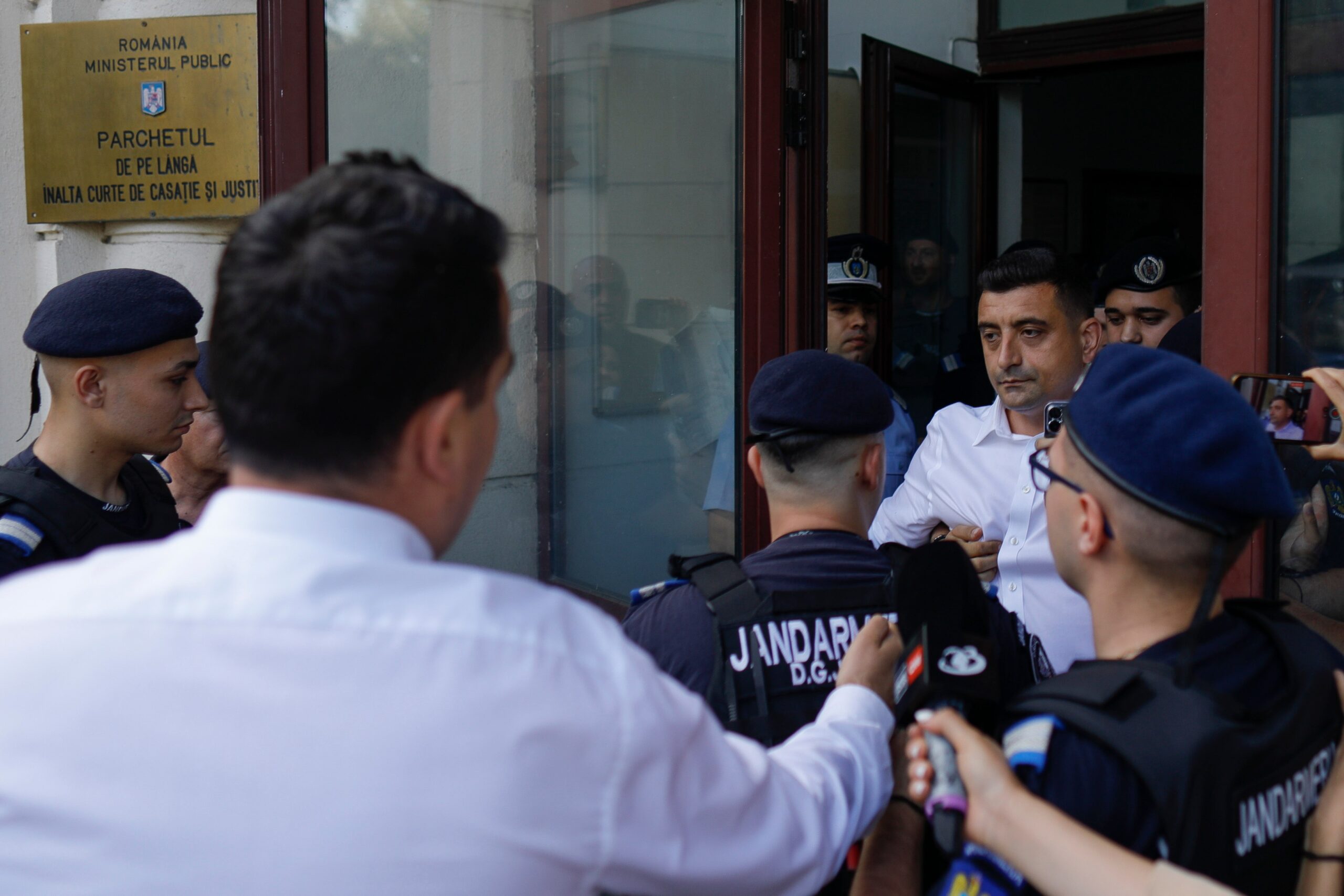 George Simion a fost scos de jandarmi din Parchetul General. Anunțase că intră în greva foamei VIDEO