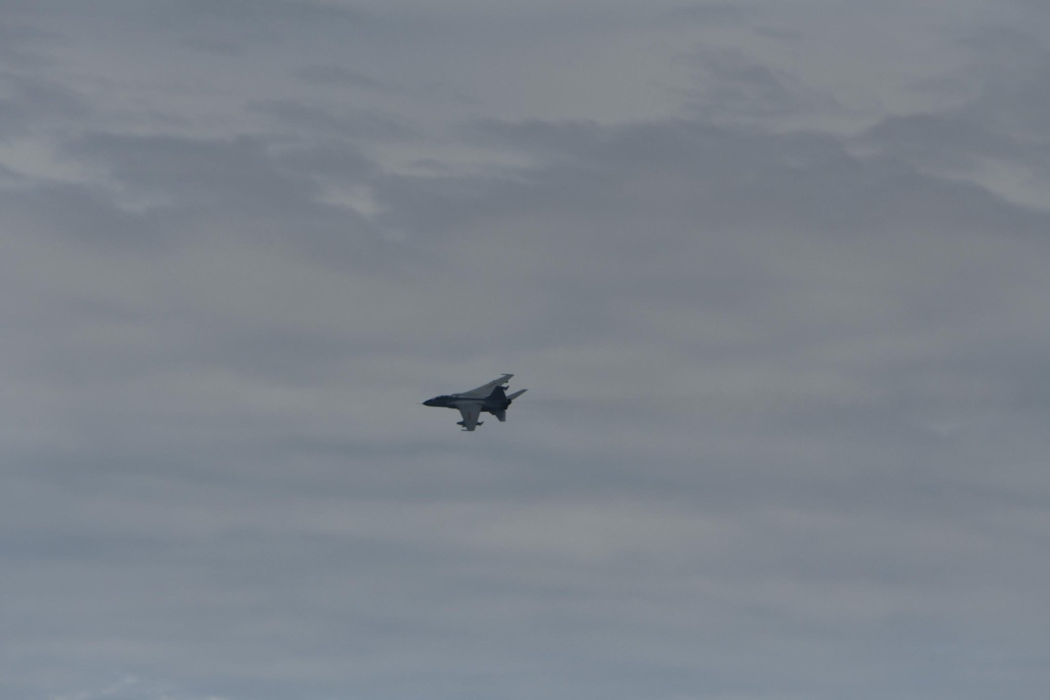 Avioane de luptă chineze s-au apropiat periculos de o navă militară olandeză