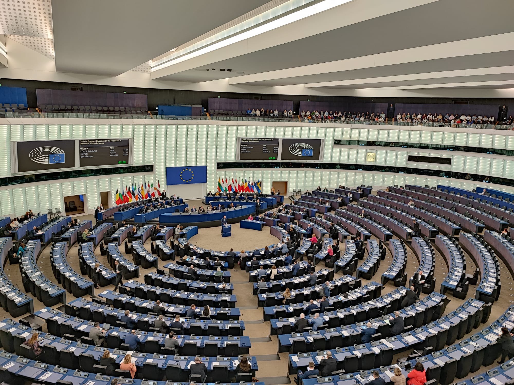 Europarlamentarii primesc bani de la PE și după ce n-au mai fost aleși. Cât câștigă aleșii și ce alte beneficii au cei în funcție