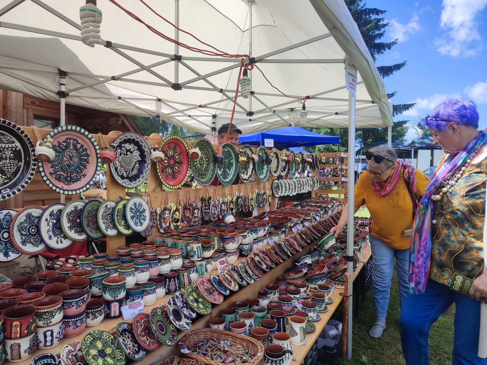 Sute de vizitatori la Târgul Cocoșul de Hurez din județul Vâlcea (FOTO) : Europa FM