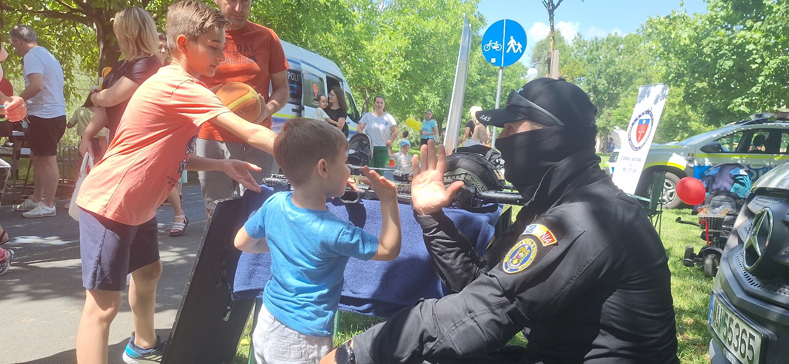 Copiii din Arad s-au distrat de 1 iunie cu pompierii și polițiștii : Europa FM