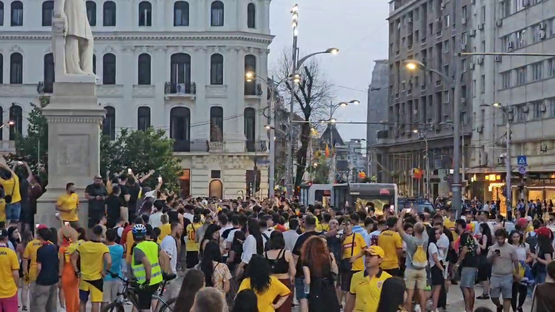 Românii dansează în Piața Universității după meciul România-Slovacia încheiat cu un scor de 1-1 care duce naționala în optimile EURO 2024