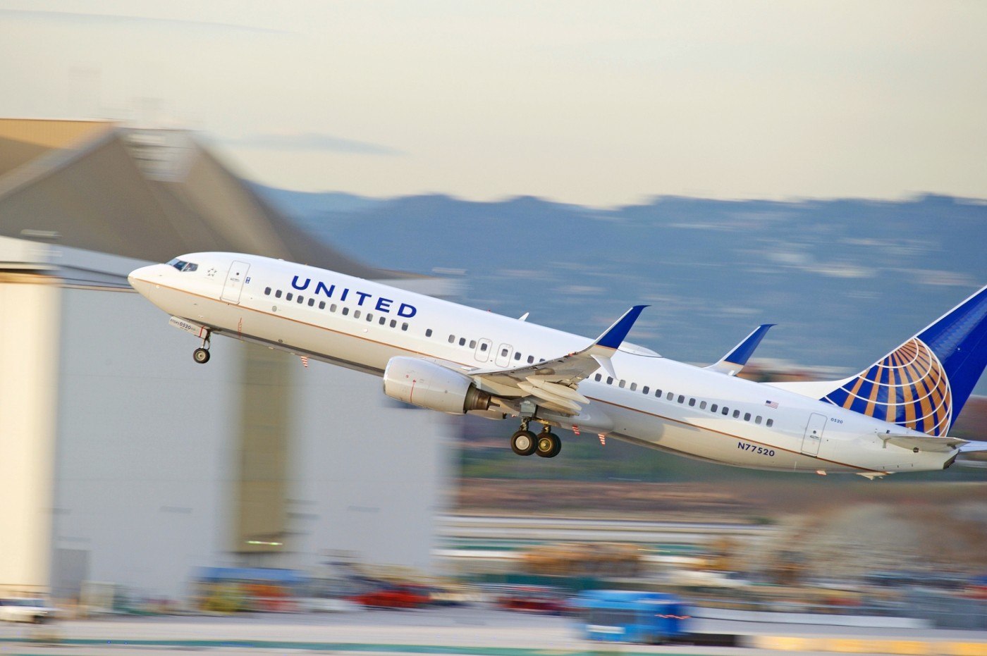 Aterizare de urgență a unui avion pe Aeroportul Washington Dulles din cauza unui „pericol biologic” la bord