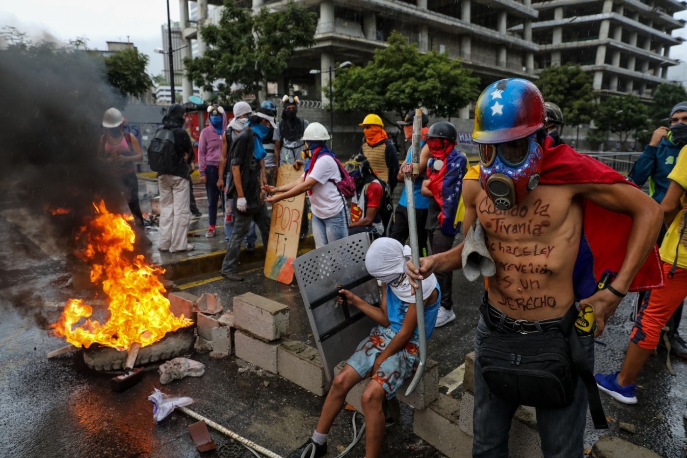 Proteste violente în Venezuela după victoria controversată în alegerile prezidențiale a autocratului Nicolas Maduro. „Ne-am săturat de ăsta, vrem libertate“