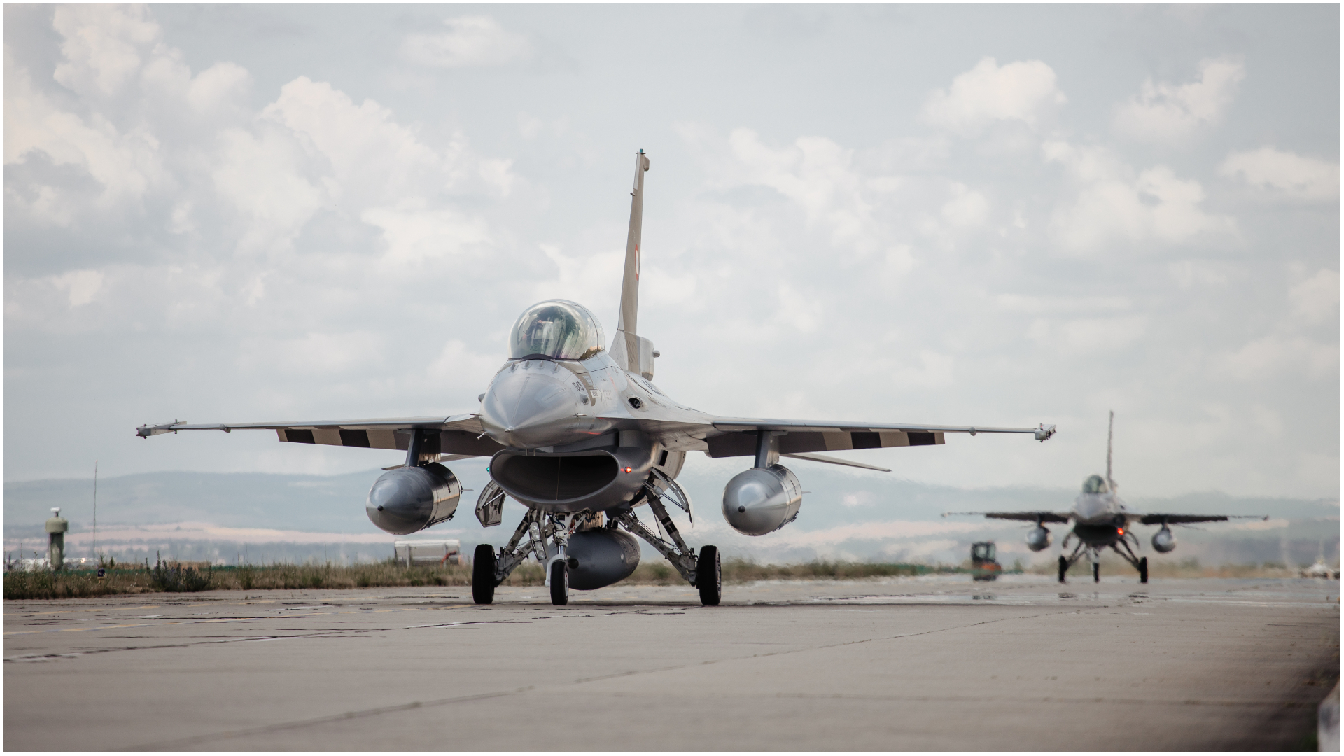 Trei noi avioane F-16 Fighting Falcon, cumpărate din Norvegia, au aterizat în Baza Aeriană de la Câmpia Turzii | AUDIO
