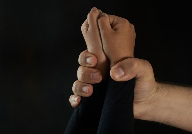 Bărbat arestat, după ce a obligat doi minori să muncească într-o hală de prelucrare a betonului : Europa FM