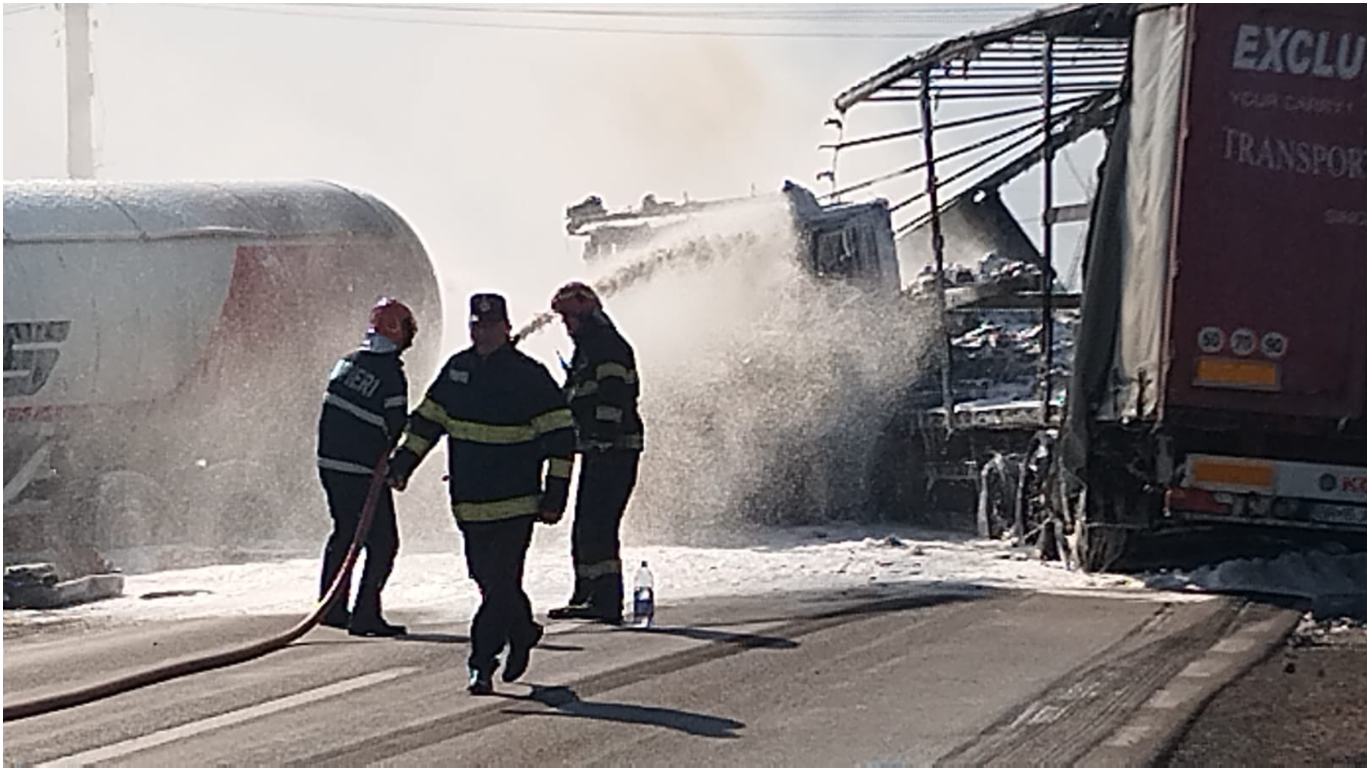 Brăila: Pericol de explozie pe DN 2B, la Baldovinești, după ce o cisternă plină cu propan s-a ciocnit violent cu un alt autocamion. Cei 2 șoferi sunt răniți