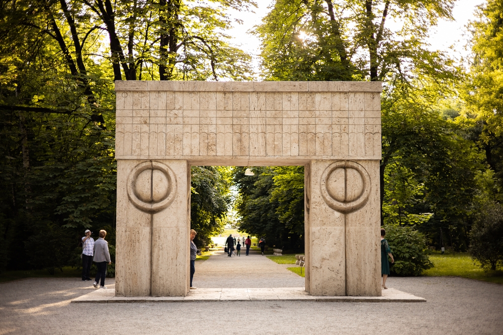 Zi istorică pentru patrimoniul românesc – Ansamblul Monumental „Calea Eroilor“, realizat de Constantin Brâncuși la Târgu Jiu și Frontierele Imperiului Roman-Dacia au fost incluse în Patrimoniul Mondial UNESCO