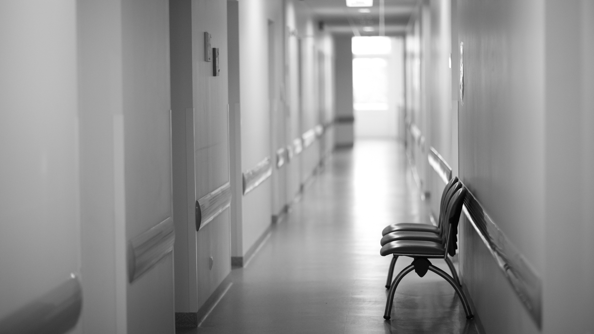 Paznic de la spitalul din Onești, înjunghiat de un pacient după ce a intervenit pentru a opri un conflict