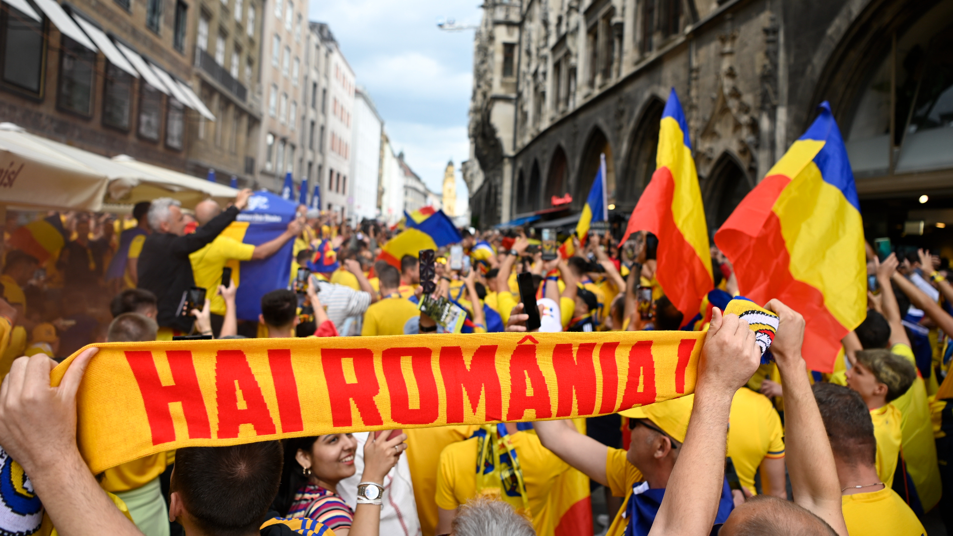 Românii din Amsterdam și-au comandat steaguri și tricouri din țară pentru a susține echipa națională la meciul România-Olanda de marți seara. „Hai, România!” | AUDIO