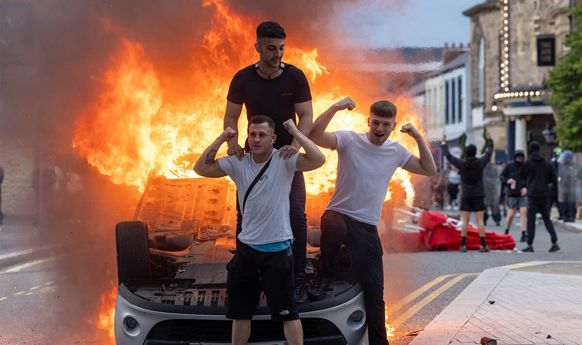 Haos în Marea Britanie: clădiri asediate de extremiști în cele mai violente proteste din ultimii 10 ani. Premierul anunță măsuri dure