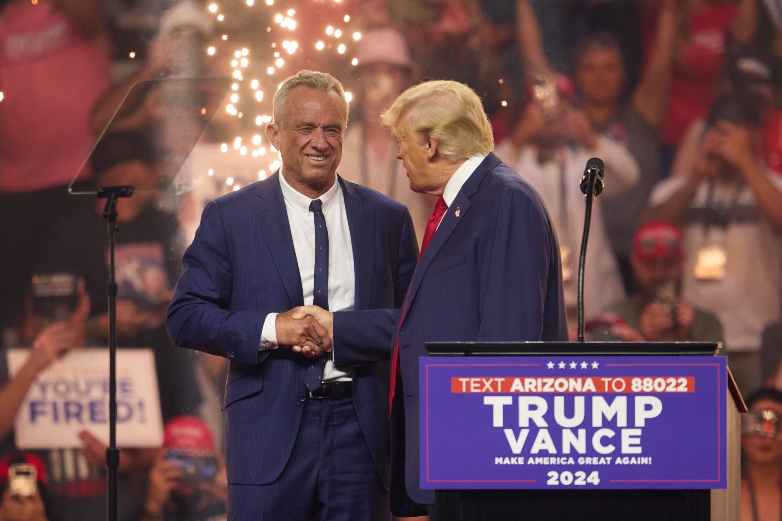 Robert F. Kennedy jr și-a suspendat campania prezidențială și a apărut la un miting alături de Trump. Cum și-a motivat decizia