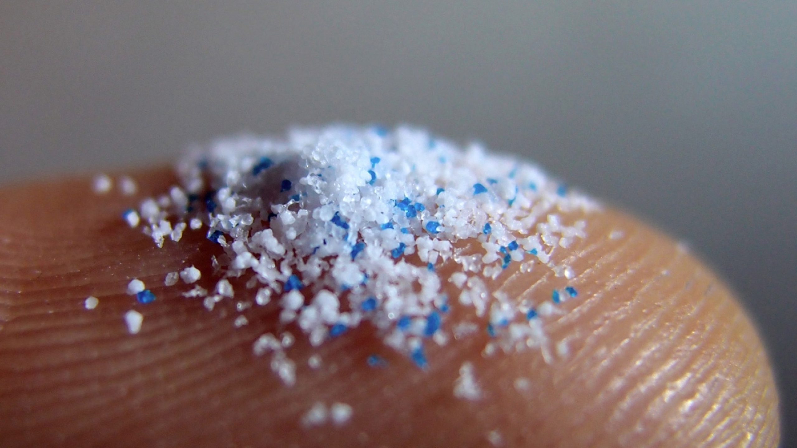 Microplasticele sunt un pericol invizibil.