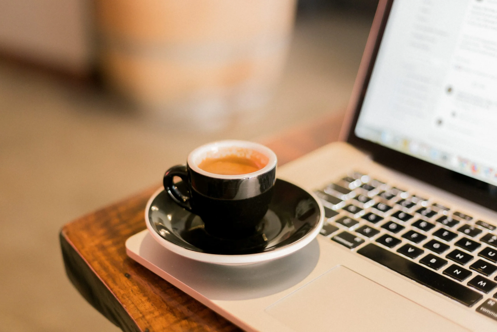 STUDIU. Trei căni de cafea pe zi pot accelera declinul cognitiv