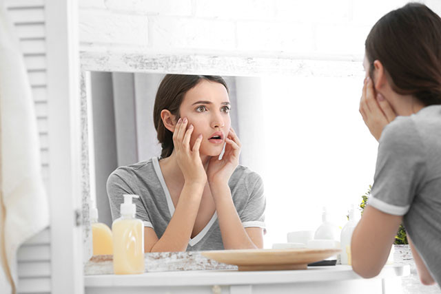 „Sunburning” e noul trend pe TikTok care ar putea vindeca acneea