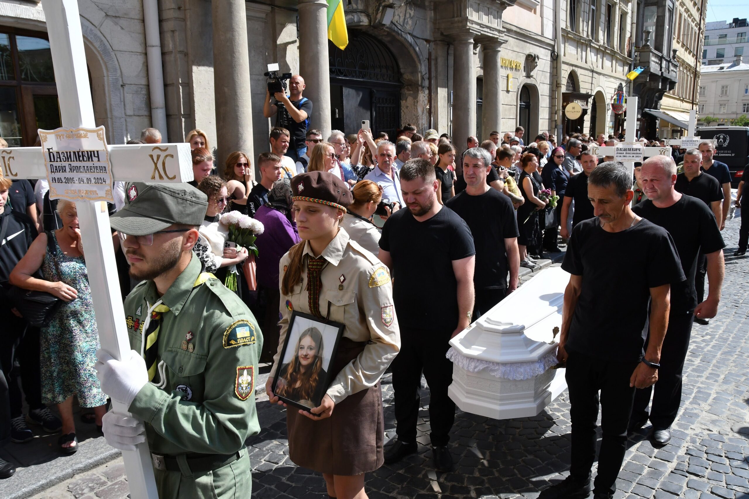 Povestea tragică ce a impresionat o întreagă lume. Sute de persoane au plâns o mamă şi fiicele ei ucise miercuri în atacul rusesc asupra oraşului Liov