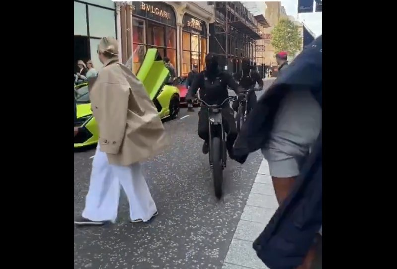 Momentul în care doi hoți smulg telefonul unui bărbat care filma un Lamborghini. „POV: Sunteți în centrul Londrei”