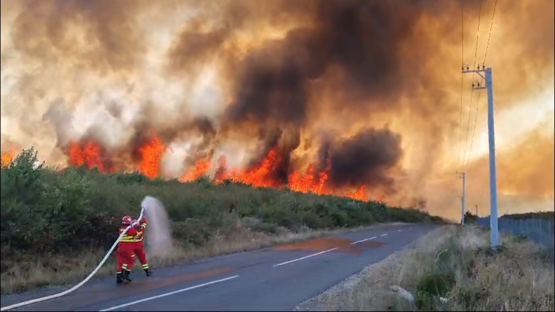 Incendiu puternic de vegetație în județul Maramureș. Flăcările au ajuns la mai multe locuințe aflate în apropiere. 90 de oameni au fost evacuați