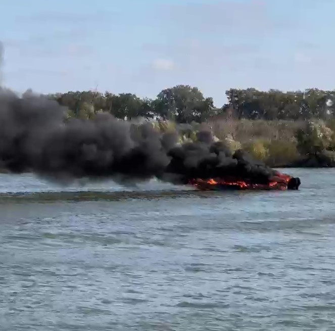 Incident în Delta Dunării: Incendiu la o ambarcațiune / Galerie Foto + Video : Europa FM