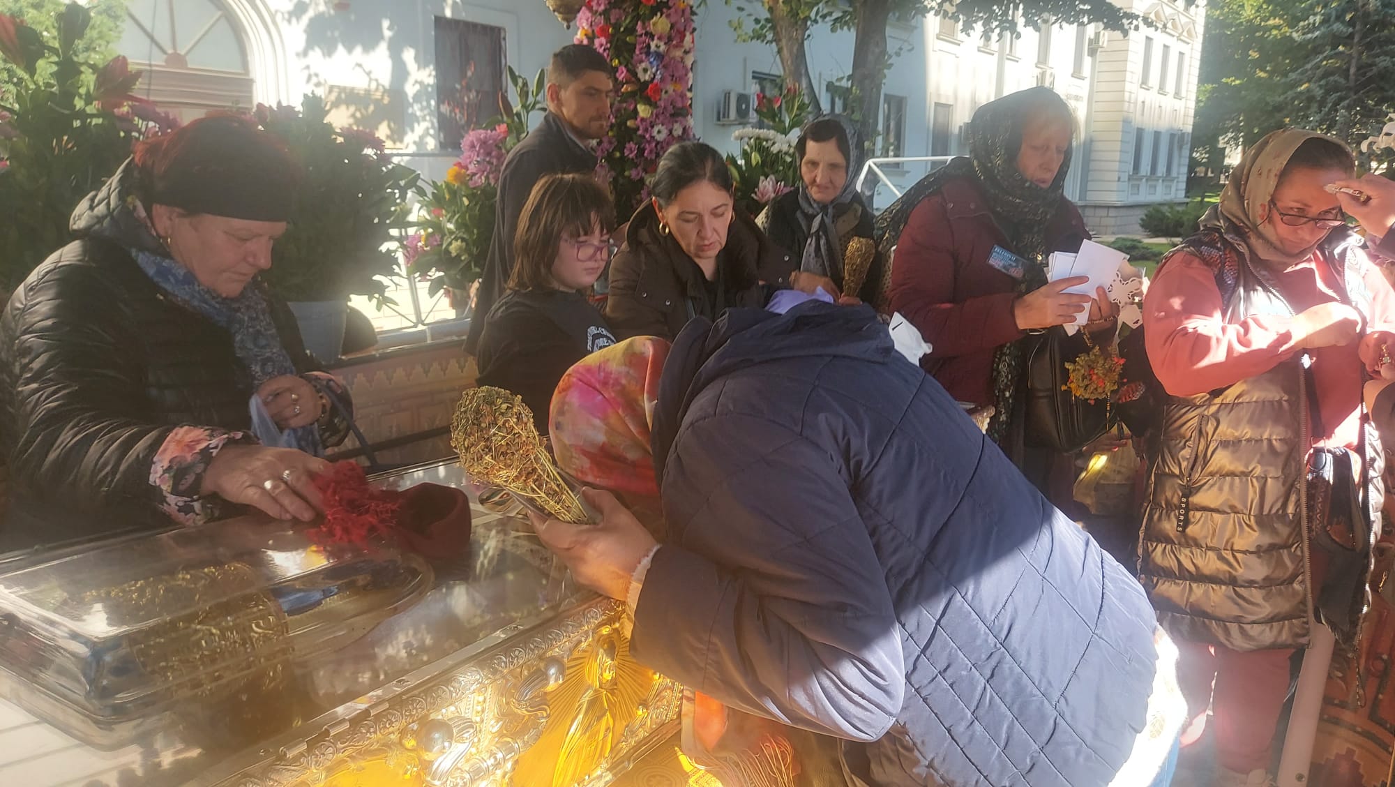 Pelerinajul dedicat Sfintei Cuvioase Parascheva, la Iași: peste 100.000 de oameni stau la cozi kilometrice pentru a se închina la raclă