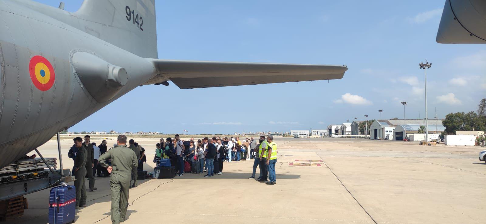 Alți 69 de români au fost aduși din Liban în România cu o aeronavă a armatei | AUDIO