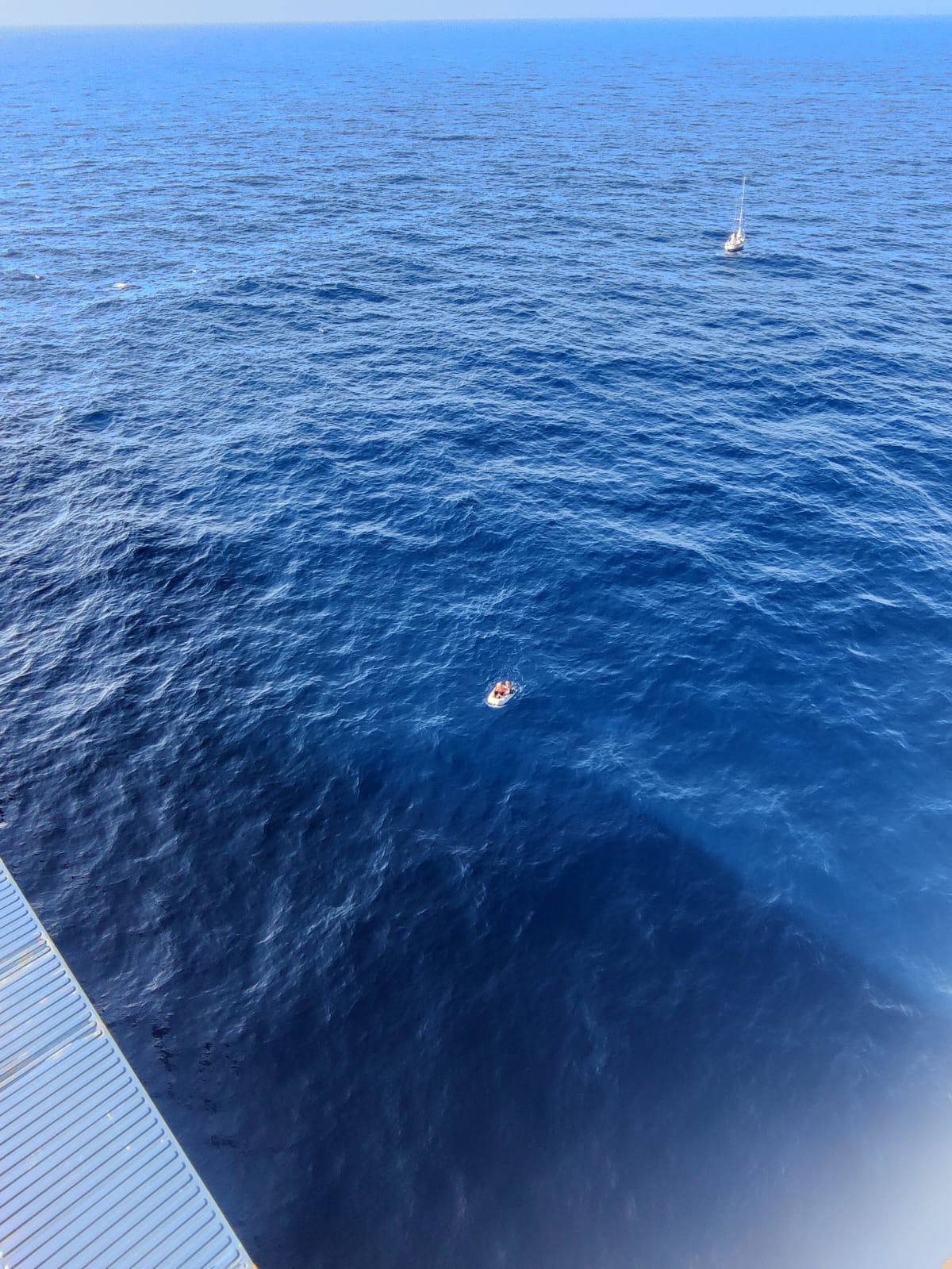 5 persoane aflate pe un iaht în derivă în Marea Mediterană, salvate de un marinar român, comandant de navă : Europa FM