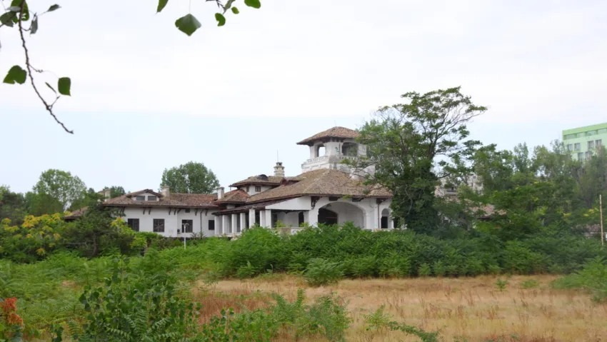 Ministerul Culturii a preluat Vila Regală din Mamaia. Pentru restaurarea clădirii abandonate, Ministerul trebuie să preia și terenul | AUDIO