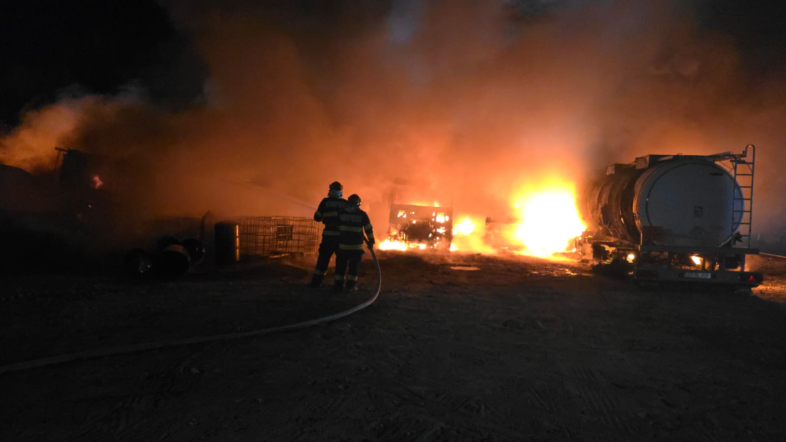 Incendiu devastator în localitatea 2 Mai. Au ars mai multe tiruri, remorci și microbuze