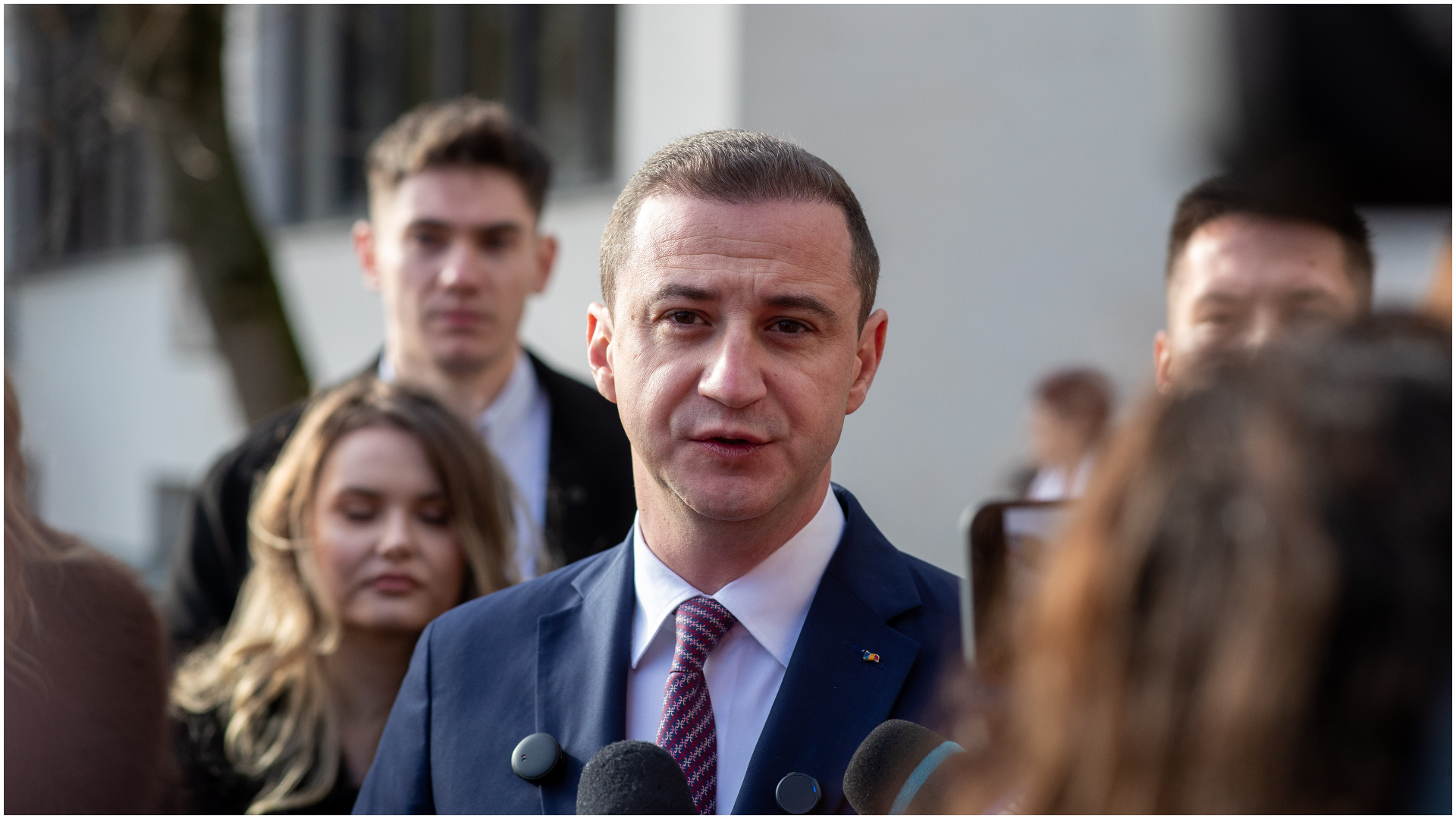 Alfred Simonis spune că o va vota pe Elena Lasconi în turul II: Elena Lasconi nu înțelege rolul președintelui, dar este dispusă să învețe / Călin Georgescu pretinde că se pricepe la orice, dar este gol de conținut. Pare a fi și legionar și rusofil în același timp : Europa FM