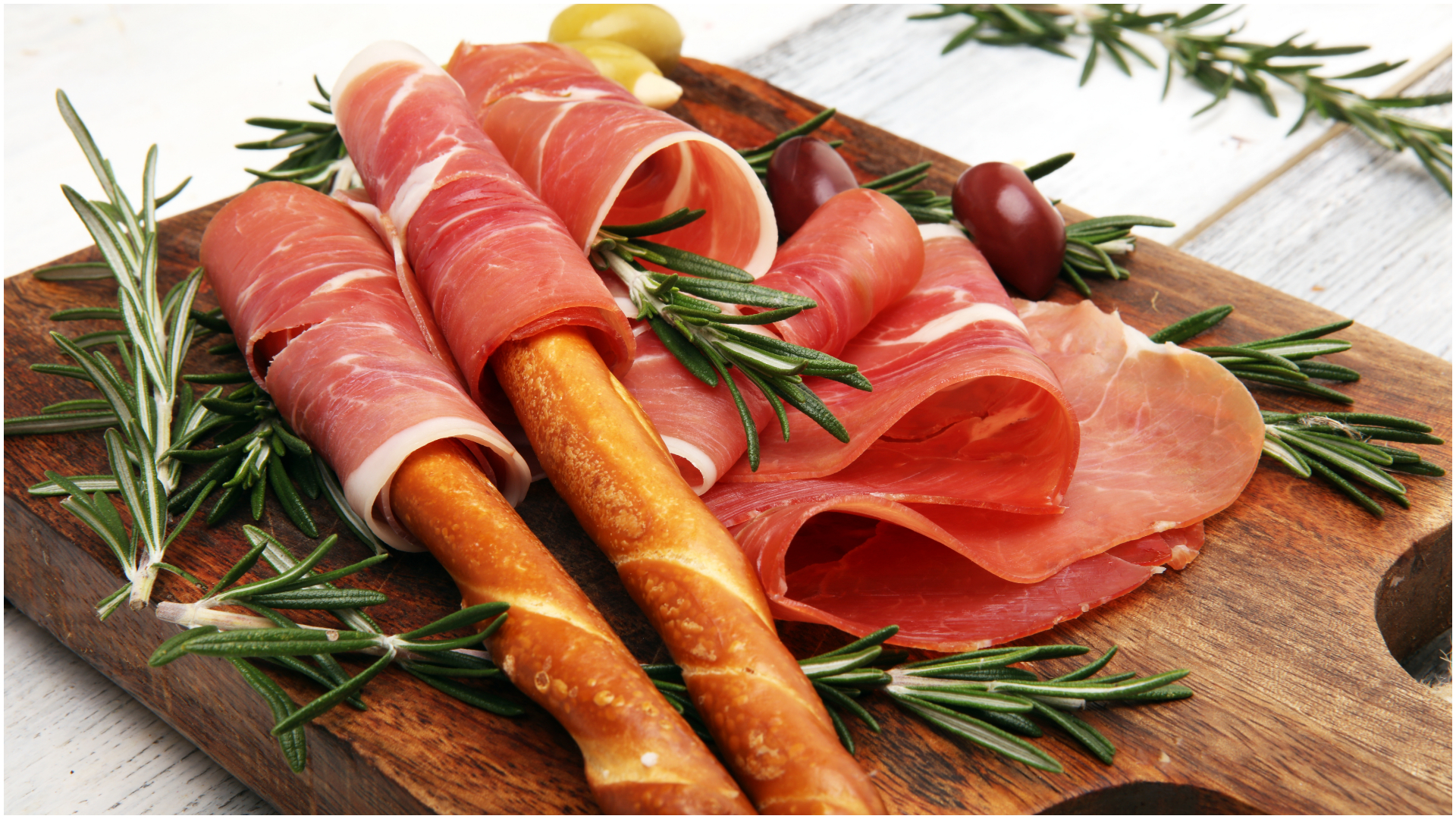 Producția unuia dintre cele mai apreciate preparate italiene, Prosciutto de Parma, pusă în pericol de pesta porcina africană și schimbările climatice