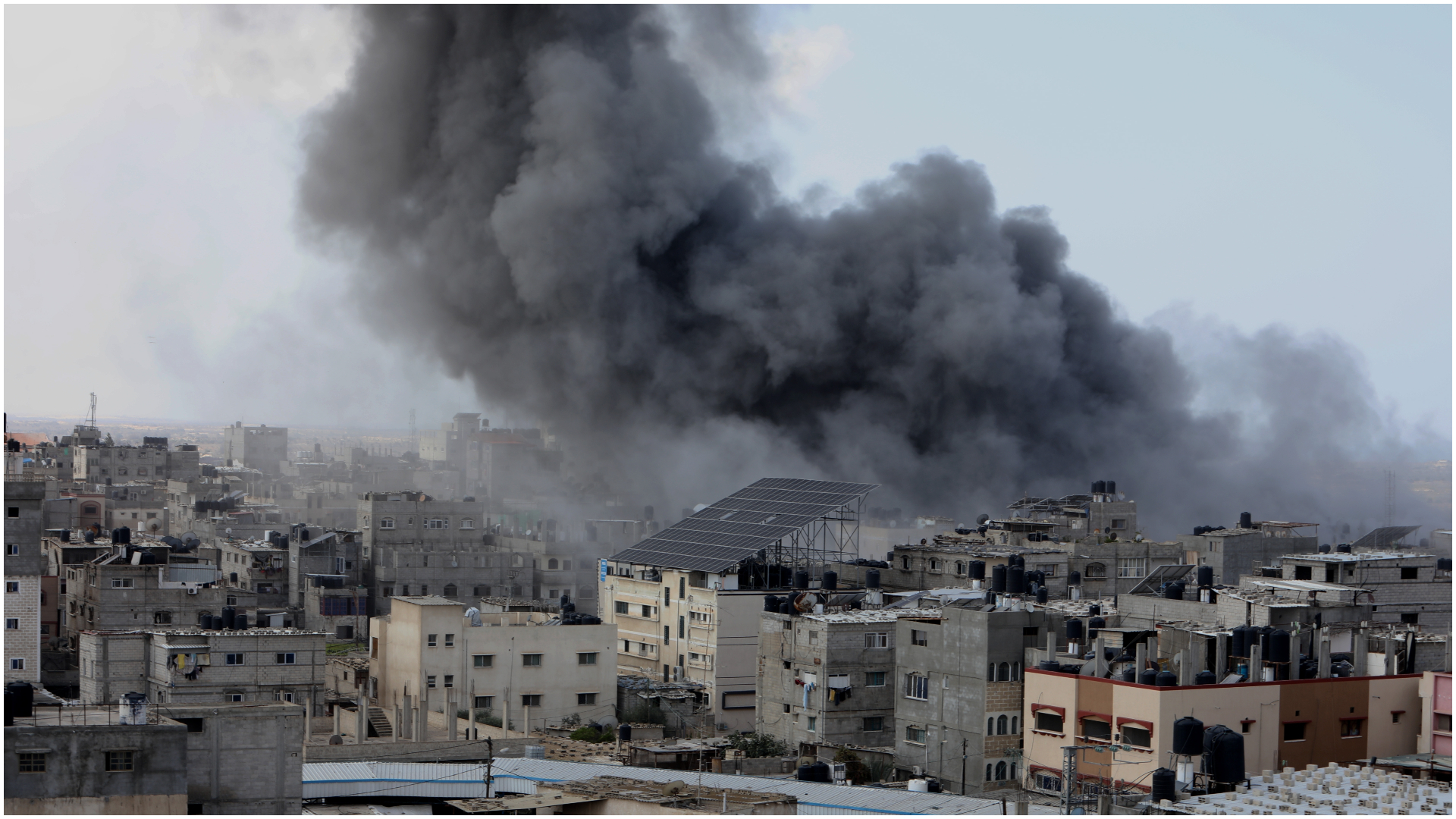 Primii ostatici eliberați în Fâșia Gaza în urma acordului de încetare a focului dintre Israel şi Hamas. Armistiţiul iniţial durează şase săptămâni