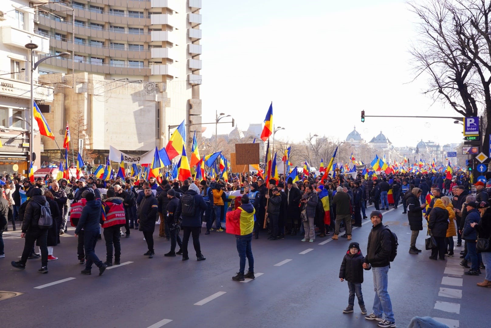 Măsuri de securitate sporite la mitingul AUR. Jandarmii au găsit manifestanți care aveau obiecte interzise : Europa FM