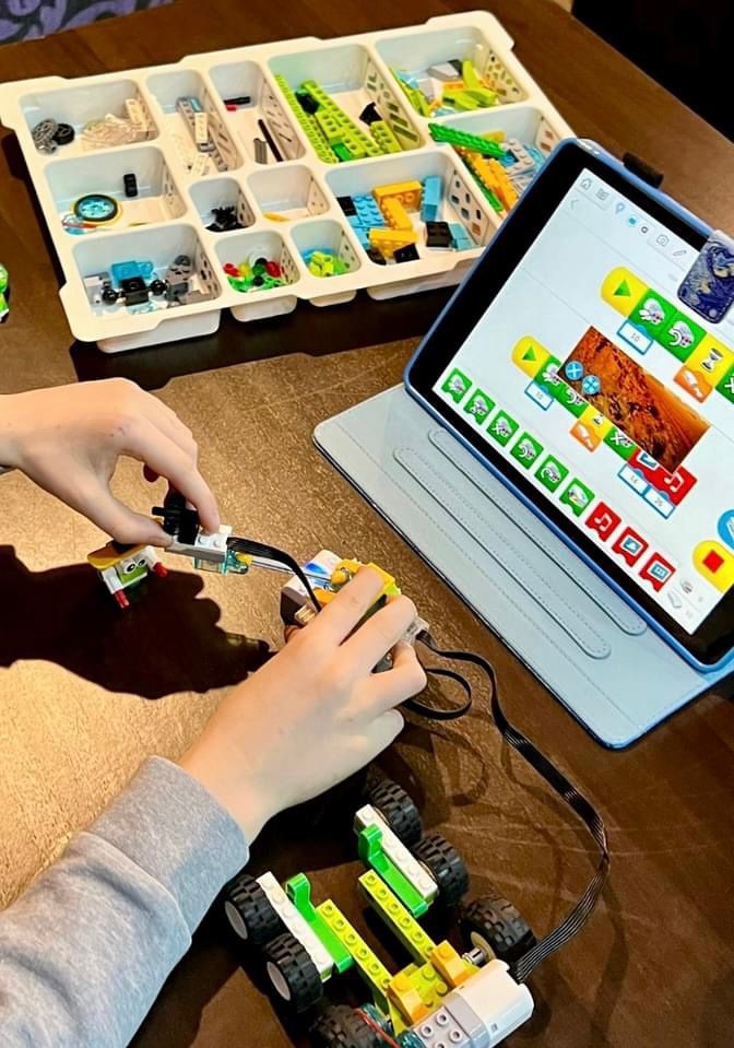 Medalia Verde: Asociația „Grupul Verde” îi învață pe copiii din Adjud să folosească tehnologia pentru a proteja mediul