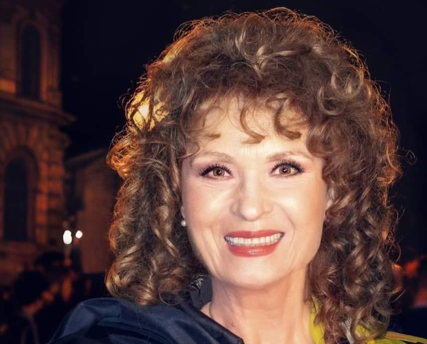 Imaginea Angelei Similea, folosită într-un spot publicitar fals, generat cu inteligența artificială. Oamenii sunt încurajați să cumpere un produs cosmetic