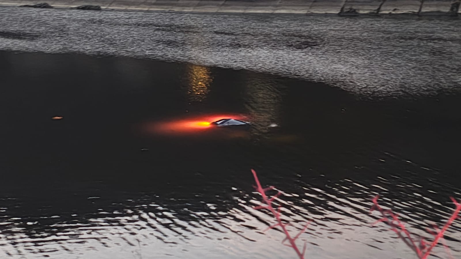 Un autoturism a căzut în râul Olt, pe DN7. Cele 3 victime au fost transportate la spitale din Râmnicu Vâlcea și Sibiu