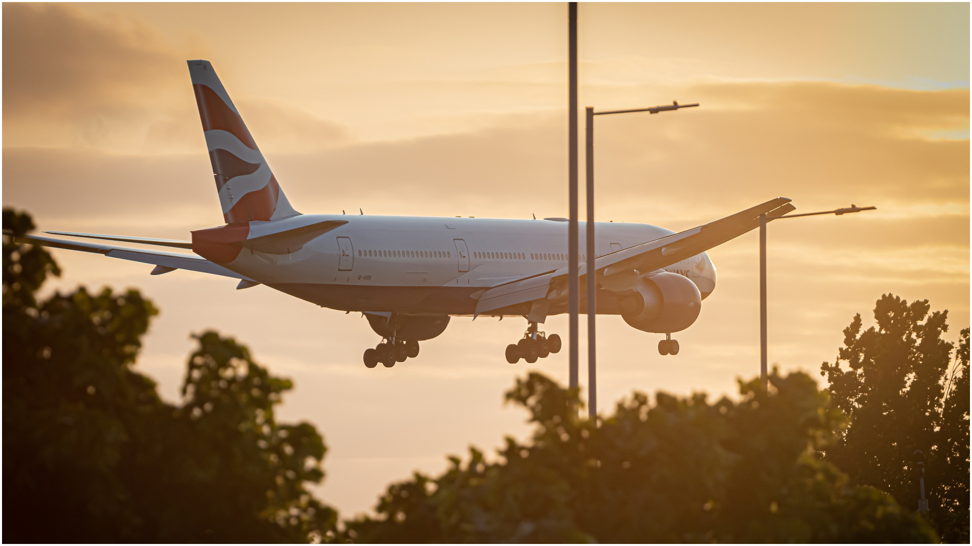 Aeroportul Heathrow din Londra a fost închis pentru întreaga zi de vineri după ce un incendiu la o stație electrică a întrerupt alimentarea cu energie