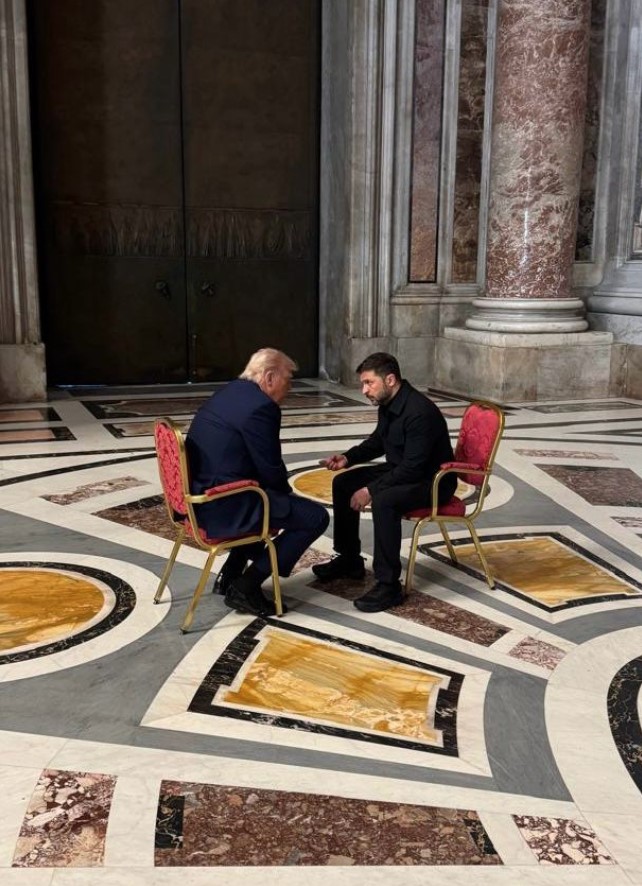 Președintele american și președintele Ucrainei au avut o scurtă întrevedere la Roma, înainte de funeraliile papei Francisc : Europa FM