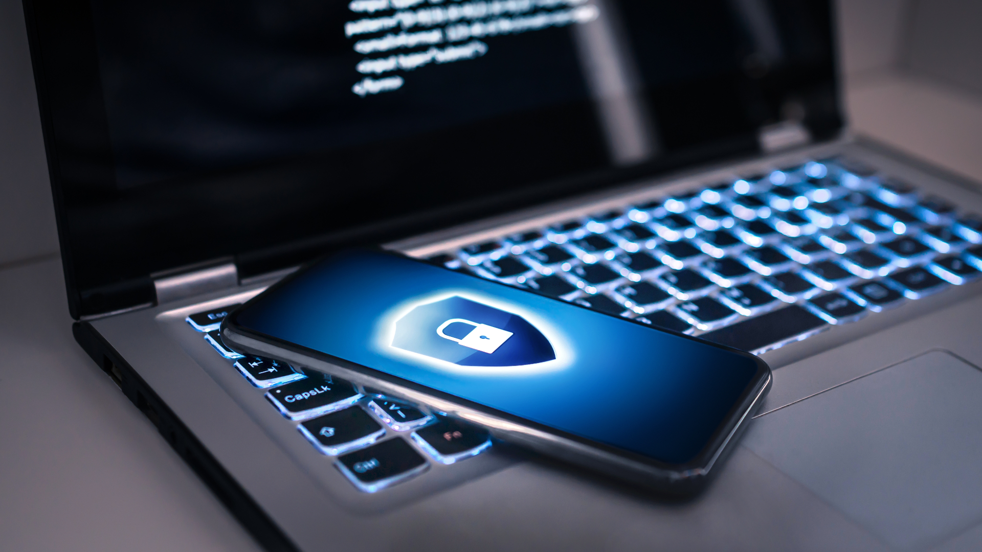 O rețea care clonează site-urile unor instituții publice și agenții de presă, descoperită de ANCOM. Escrocii folosesc texte și imagini generate de AI