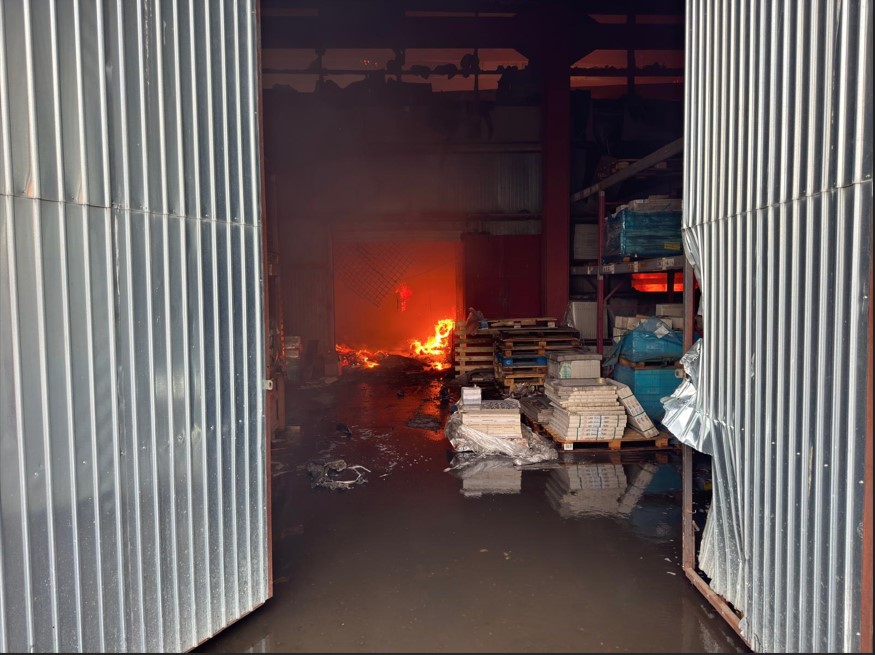 UPDATE: Incendiu la un depozit din București| Populația a fost avertizată printr-un mesaj Ro Alert, din cauza fumului dens