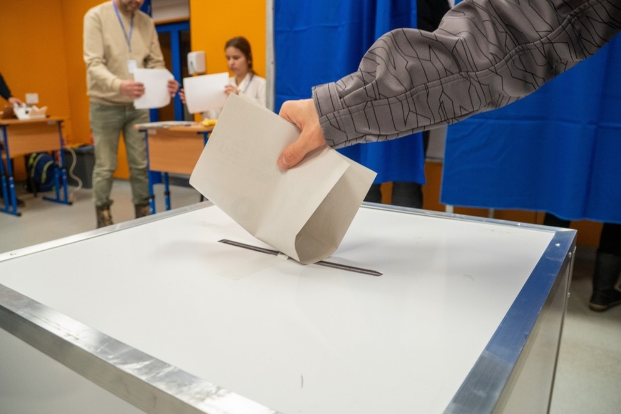 Informații eronate despre o prelungire a programului de vot la alegerile parțiale de duminică. La ce oră se oprește, de fapt, votarea