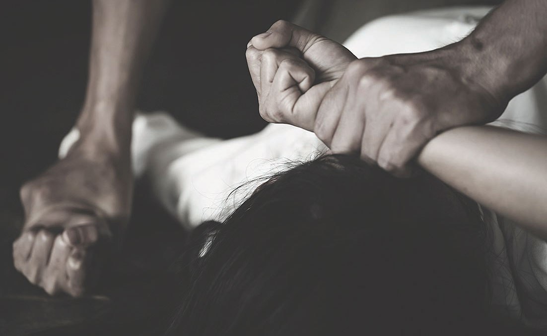 Violată și supusă abuzurilor timp de 13 ani. Fostul soț și alți cinci bărbați, acuzați de zeci de infracțiuni sexuale