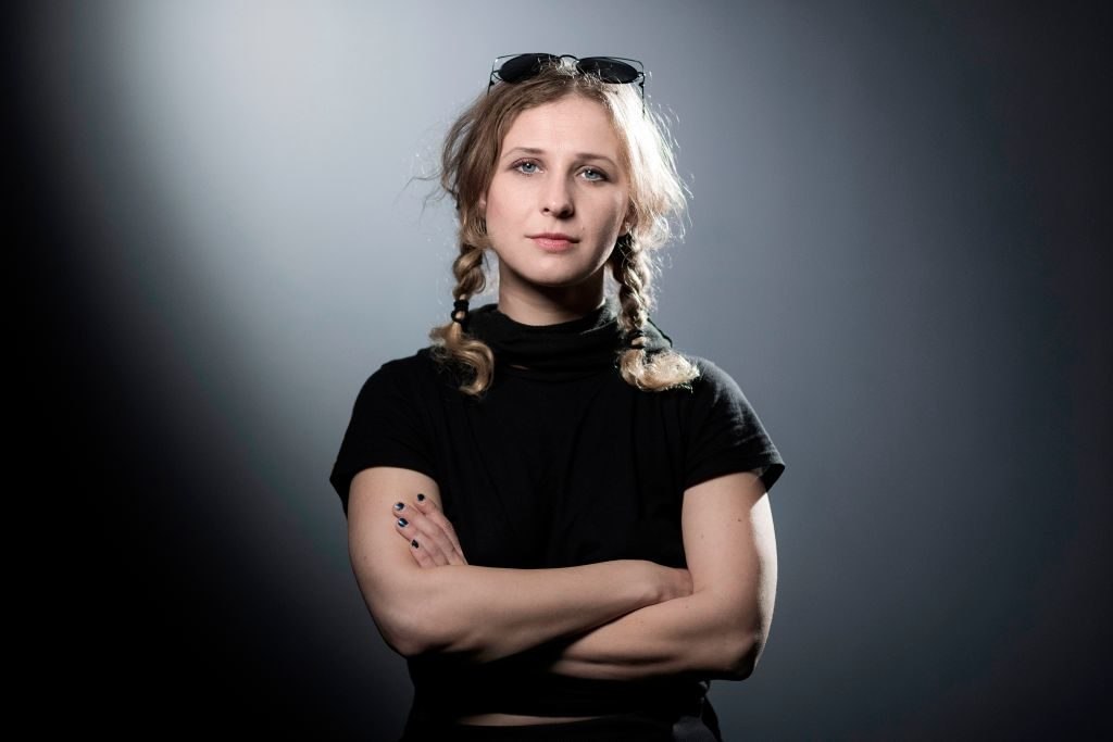 „Suntem fasciști până în măduva oaselor”. Memoriile activistei ruse Maria Aliohina, membră Pussy Riot, o radiografie a Rusiei contemporane