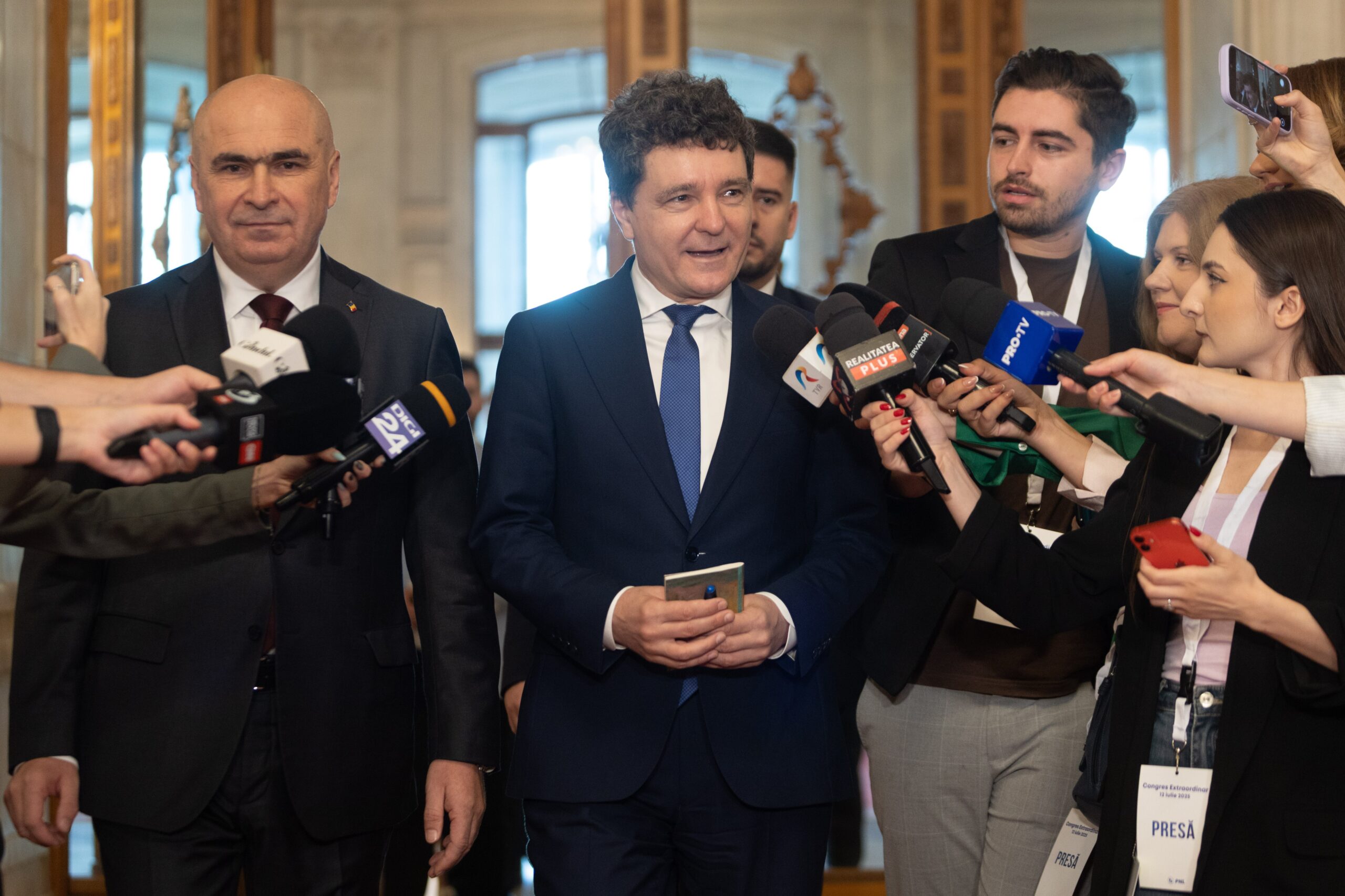 Mesajele liderilor politici pentru români: „Să ne recăpătăm forța unei națiuni conștientă de identitatea sa”