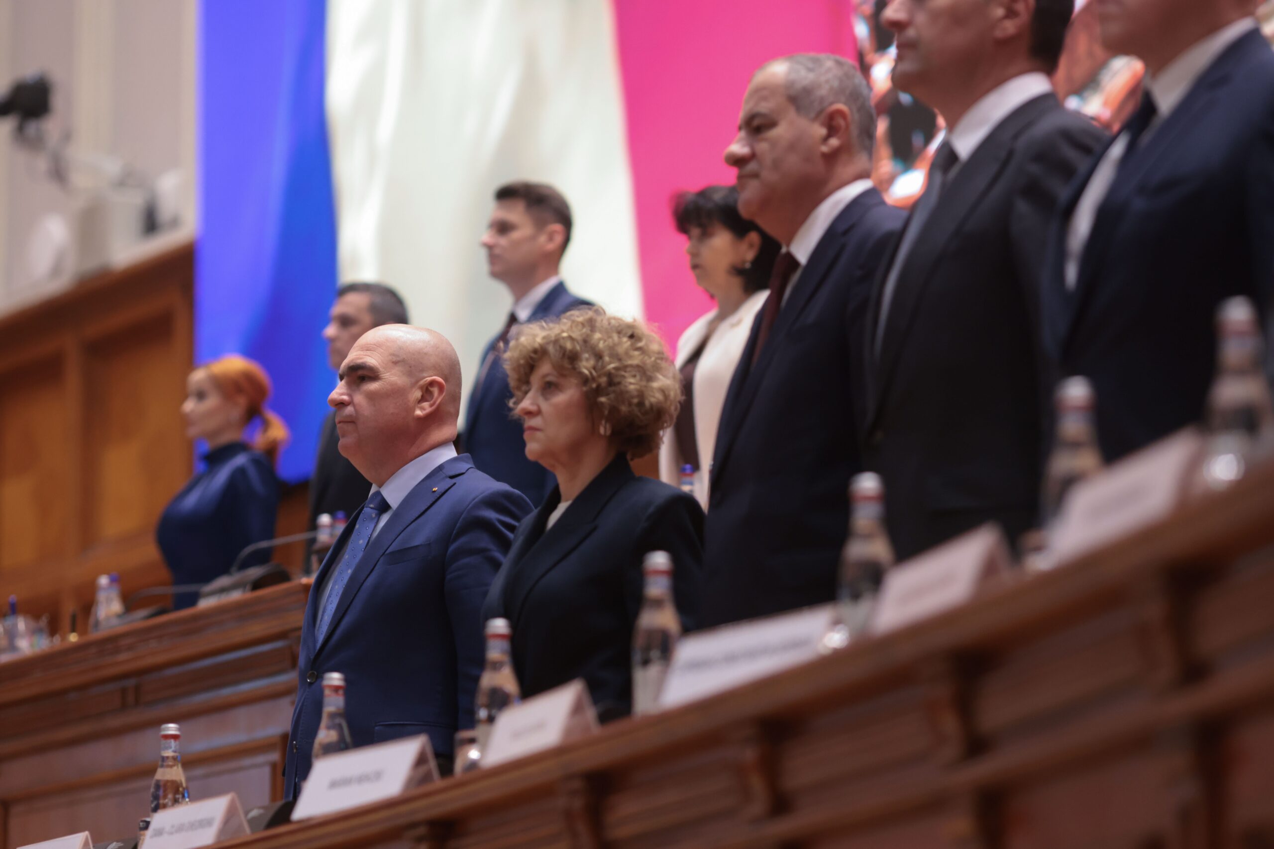 Deciziile Guvernului Bolojan care lovesc politicienii. Mai puțini bani pentru partide și aleși